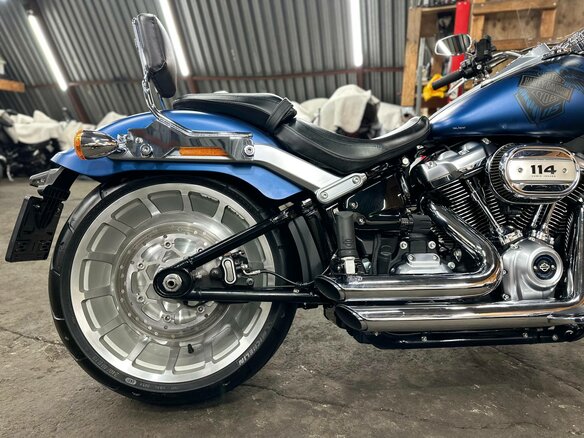 2018 Harley-Davidson Fat Boy, синий, 1990000 рублей - вид 16