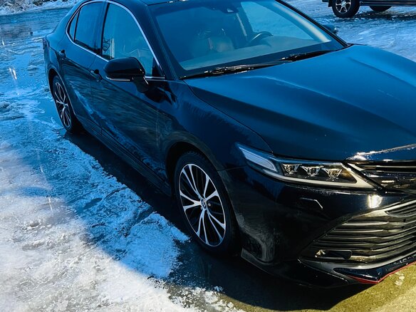 2020 Toyota Camry VIII (XV70), чёрный, 3200000 рублей - вид 2
