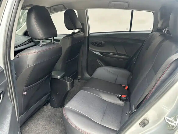 2021 Toyota Yaris L X XP150 Рестайлинг, серебристый, 1130017 рублей - вид 14