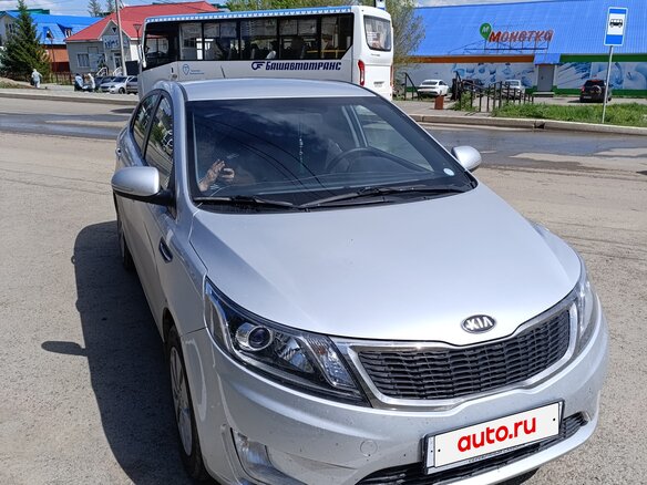 2013 Kia Rio 5-speed III, серебристый, 890000 рублей - вид 2