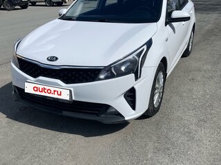 2021 Kia Rio IV Рестайлинг, белый, 1450000 рублей, вид 4