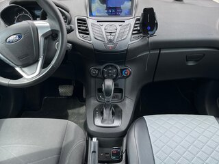 2015 Ford Fiesta Mk6 Рестайлинг, белый, 785000 рублей, вид 5