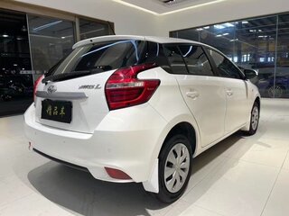 2018 Toyota Yaris III Рестайлинг 2, белый, 1277700 рублей, вид 3