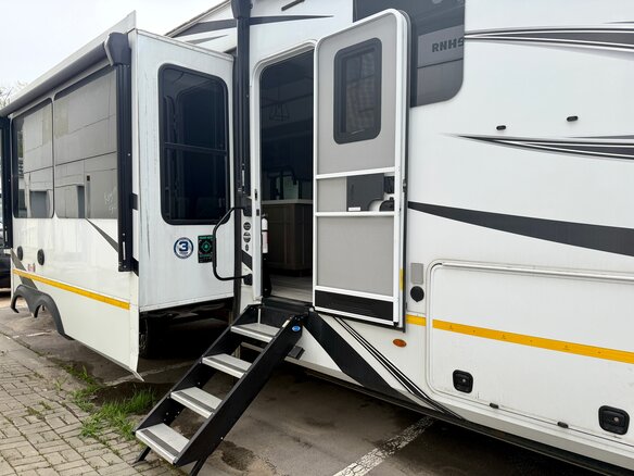 2023 Grand Design RV Solitude, белый, 9965000 рублей - вид 2