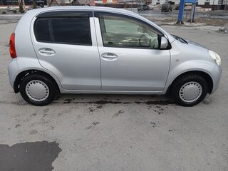 2011 Toyota Passo II (C30), серебристый, 600000 рублей, вид 2