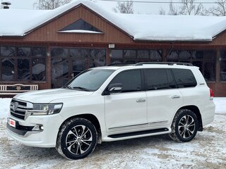 2018 Toyota Land Cruiser 200 Series Рестайлинг 2, белый, 6700000 рублей, вид 3