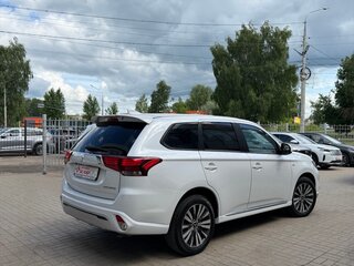 2022 Mitsubishi Outlander III Рестайлинг 3, белый, 2350000 рублей, вид 4