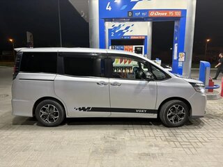2018 Toyota Voxy III (R80) Рестайлинг, серебристый, 2189000 рублей, вид 5