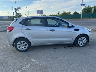 2016 Kia Rio III Рестайлинг, серебристый, 959999 рублей, вид 3
