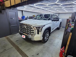 2022 Toyota Tundra Crew Max CrewMax III, белый, 7990000 рублей, вид 3
