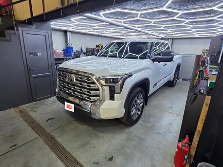 2022 Toyota Tundra Crew Max CrewMax III, белый, 8300000 рублей, вид 3