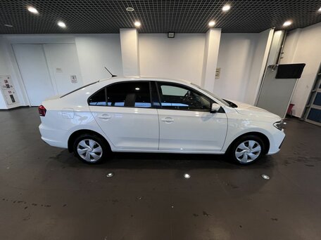 2021 Volkswagen Polo VI, белый, 1490000 рублей, вид 2