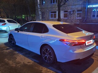 2021 Toyota Camry VIII (XV70), белый, 2300000 рублей, вид 4