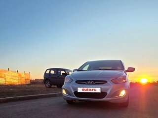 2013 Hyundai Solaris I, серебристый, 850000 рублей, вид 2