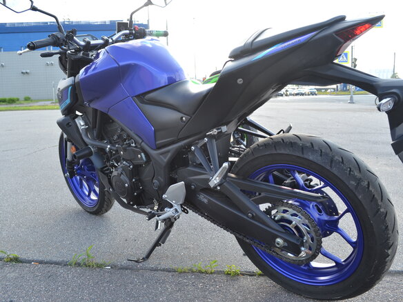 2023 Yamaha MT-03, белый - вид 3