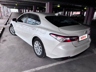 2021 Toyota Camry VIII (XV70) Рестайлинг, белый, 3050000 рублей, вид 2