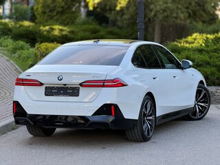 2024 BMW 5 серии 530i xDrive VIII (G60/G61/G68), белый, 8190000 рублей, вид 2
