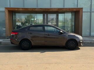 2016 Kia Rio III Рестайлинг, коричневый, 890000 рублей, вид 4