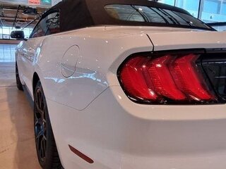 2021 Ford Mustang VI Рестайлинг, белый, 5600000 рублей, вид 5