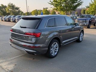 2025 Audi Q7 45 TFSI II (4M) Рестайлинг 2, серый, 7886568 рублей, вид 3