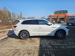 2019 Volkswagen Touareg III, белый, 4500000 рублей, вид 3
