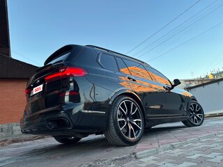 2021 BMW X7 40d I (G07), чёрный, 8500000 рублей, вид 3