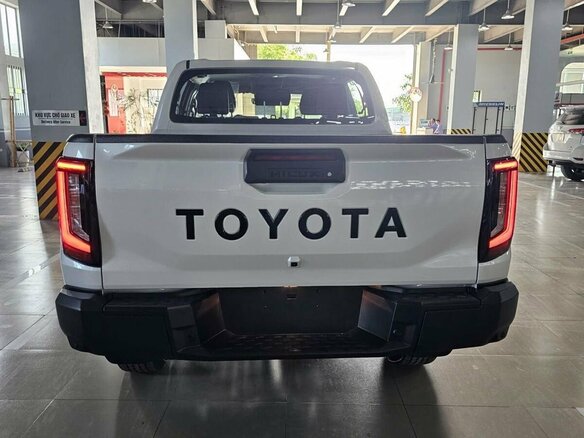 2026 Toyota Hilux IX, белый - вид 3