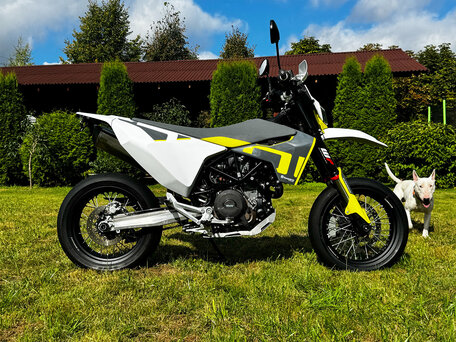 2021 Husqvarna 701 Supermoto, белый, 699000 рублей, вид 1