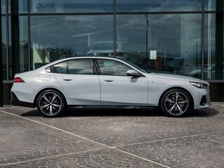 2025 BMW 5 серии 530i xDrive VIII (G60/G61/G68), серый, 9900000 рублей, вид 2