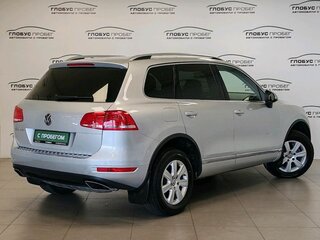 2013 Volkswagen Touareg II, серебристый, 1800000 рублей, вид 2