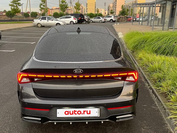 2021 Kia K5 III, серый - вид 4