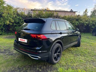 2022 Volkswagen Tiguan II Рестайлинг, чёрный, 3050000 рублей, вид 1