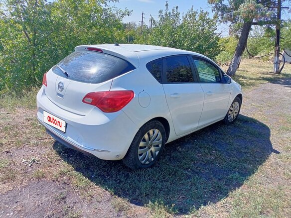 2013 Opel Astra J Рестайлинг, белый, 650000 рублей - вид 2