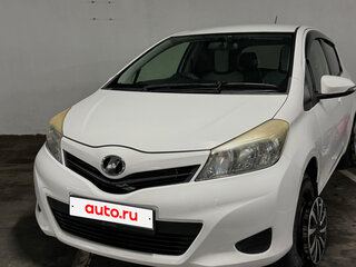 2011 Toyota Vitz III (XP130), белый, 620000 рублей, вид 3