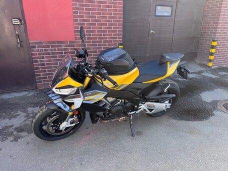 2025 Aprilia Tuono V4, жёлтый, 1965000 рублей, вид 2