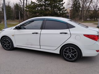 2013 Hyundai Solaris I, белый, 730000 рублей, вид 3
