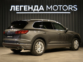 2019 Volkswagen Touareg III, серый, 5590000 рублей, вид 4