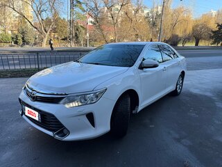 2016 Toyota Camry VII (XV50) Рестайлинг, белый, 2150000 рублей, вид 3