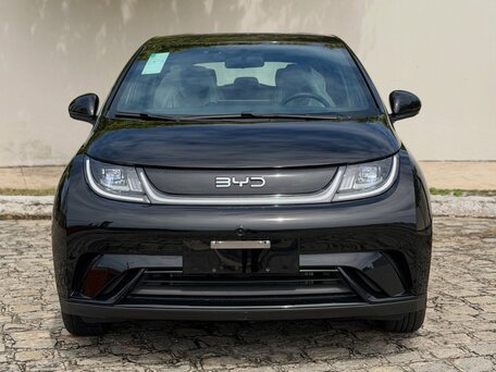 2024 BYD Dolphin 44.9 kWh I, чёрный, 1640002 рублей, вид 2
