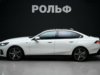 2025 BMW 5 серии 530i xDrive VIII (G60/G61/G68), белый, 8600000 рублей, вид 3