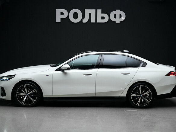 2025 BMW 5 серии 530i xDrive VIII (G60/G61/G68), белый, 8600000 рублей - вид 2