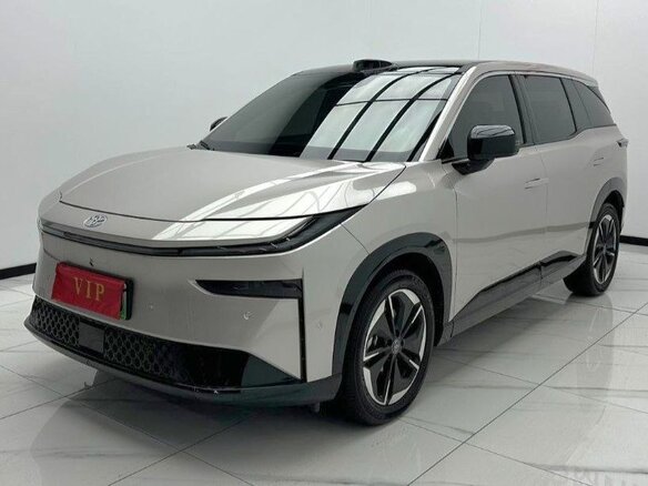 2025 Toyota bZ3X 58.3 kWh, серебристый, 2950000 рублей