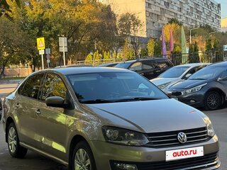 2017 Volkswagen Polo V Рестайлинг, бежевый, 899000 рублей, вид 4