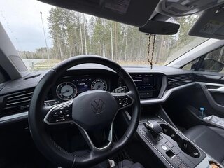 2021 Volkswagen Touareg III, чёрный, 5750000 рублей, вид 2