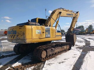2015 Komatsu PC220-8, жёлтый, 4930850 рублей, вид 3