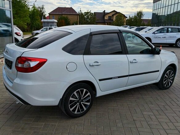 2024 Lada (ВАЗ) Granta I Рестайлинг, белый, 929900 рублей - вид 2