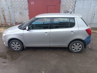 2011 Skoda Fabia II Рестайлинг, серебристый, 400000 рублей, вид 4