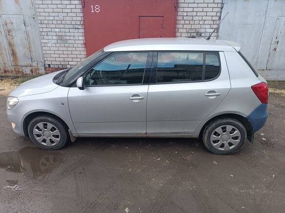 2011 Skoda Fabia II Рестайлинг, серебристый, 400000 рублей - вид 3
