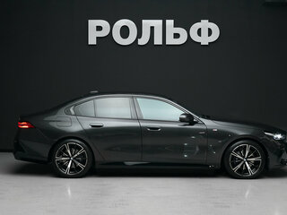 2025 BMW 5 серии 530i xDrive VIII (G60/G61/G68), серый, 8800000 рублей, вид 3