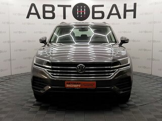 2018 Volkswagen Touareg III, серый, 4130000 рублей, вид 2